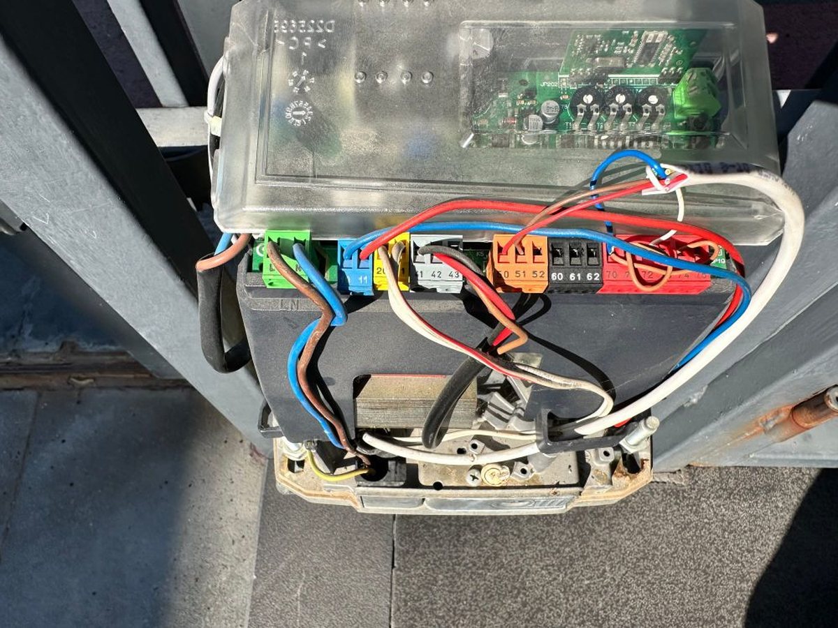 Aansluiting op het droge contact van de poortmotor